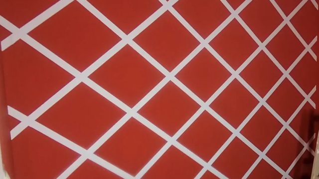 Dekorativno krečenje zida sa geometrijskim šarama