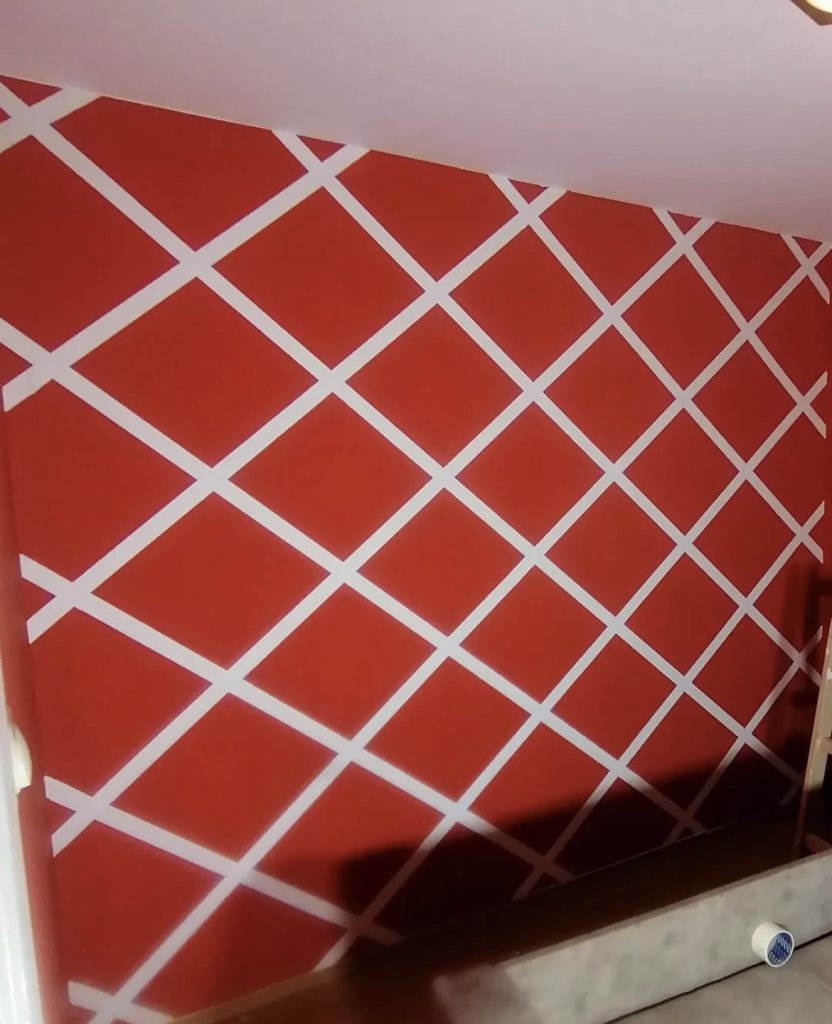 Dekorativno krečenje zida sa geometrijskim šarama