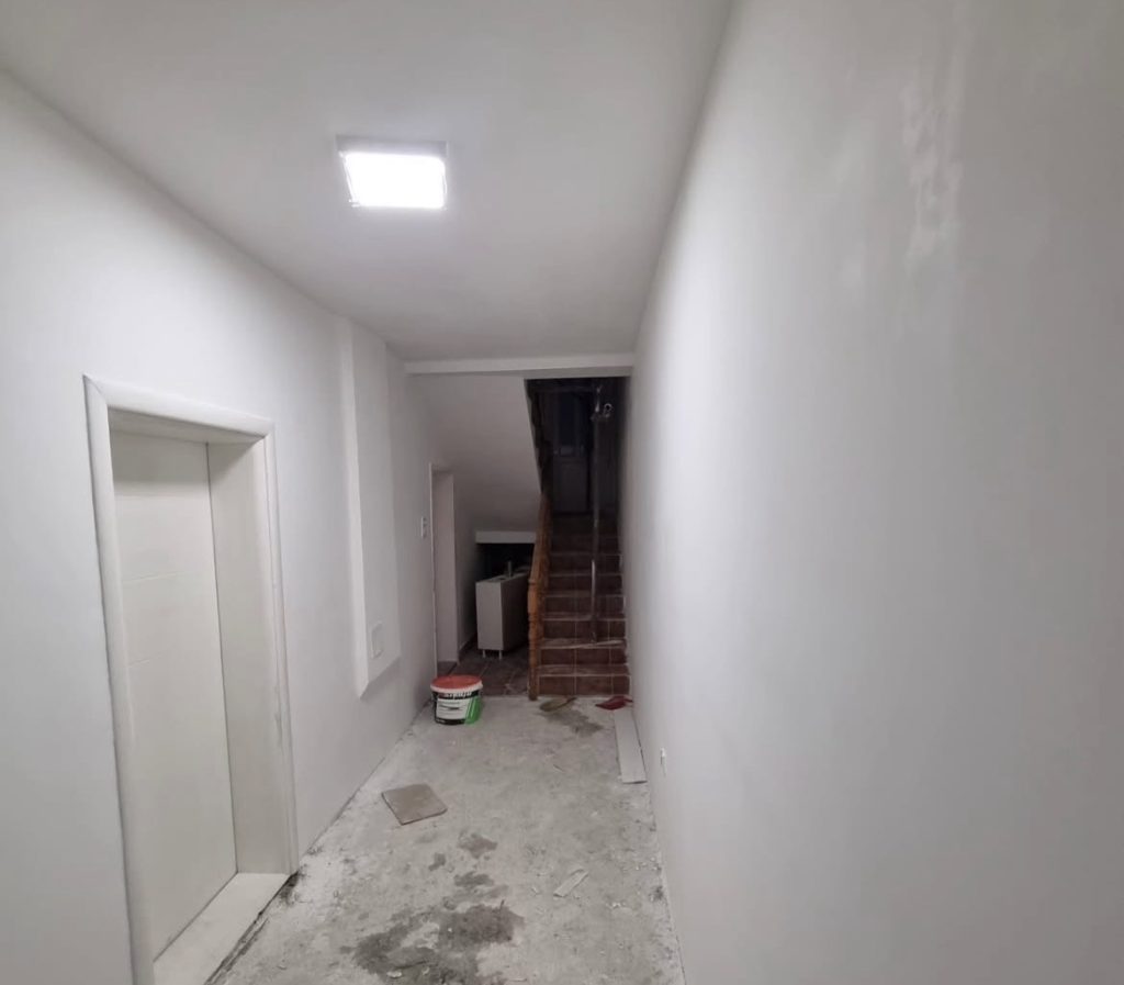 Gletovanje zidova u hodniku tokom adaptacije stana