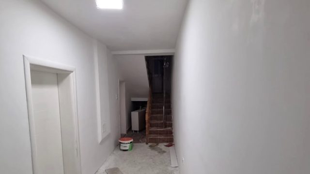 Gletovanje zidova u hodniku tokom adaptacije stana