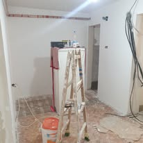 Krečenje zidova u belo u stanu – molerski radovi Niš