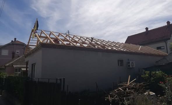 Postavljanje drvene krovne konstrukcije na kući