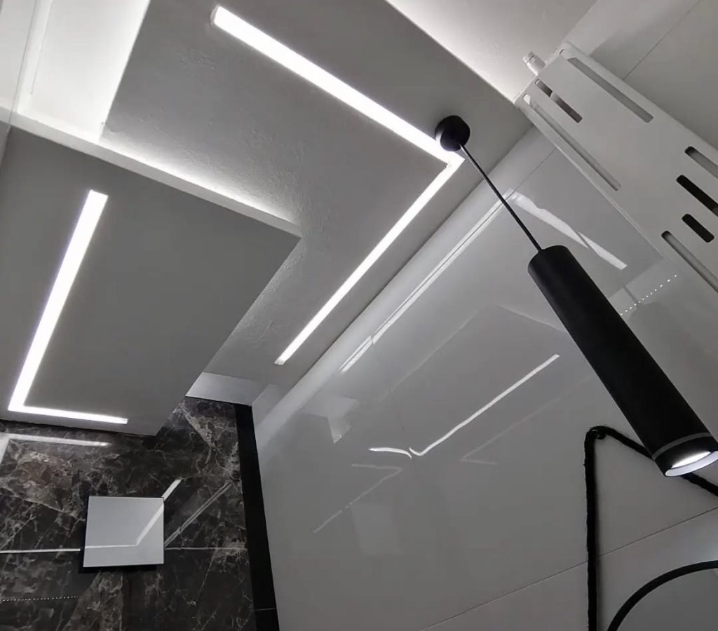 Rigips plafon sa LED rasvetom u kupatilu