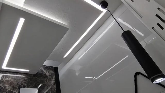 Rigips plafon sa LED rasvetom u kupatilu