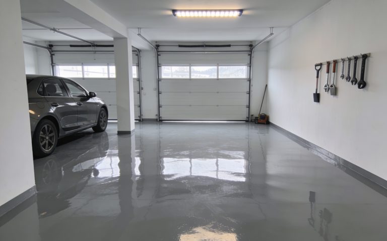 Moderni epoxy pod u garaži, sivi visokog sjaja sa LED osvetljenjem